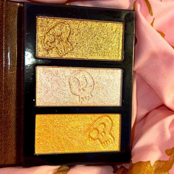 BeetleJuice Highlighter pallet X Revolution - Picture 2 of 3